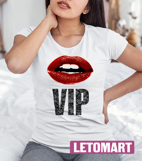 Женская футболка с принтом и надписью VIP с Губами